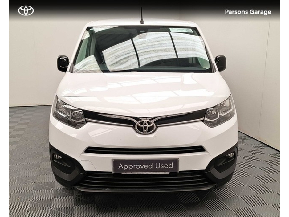 2025 Toyota Proace City - image 5