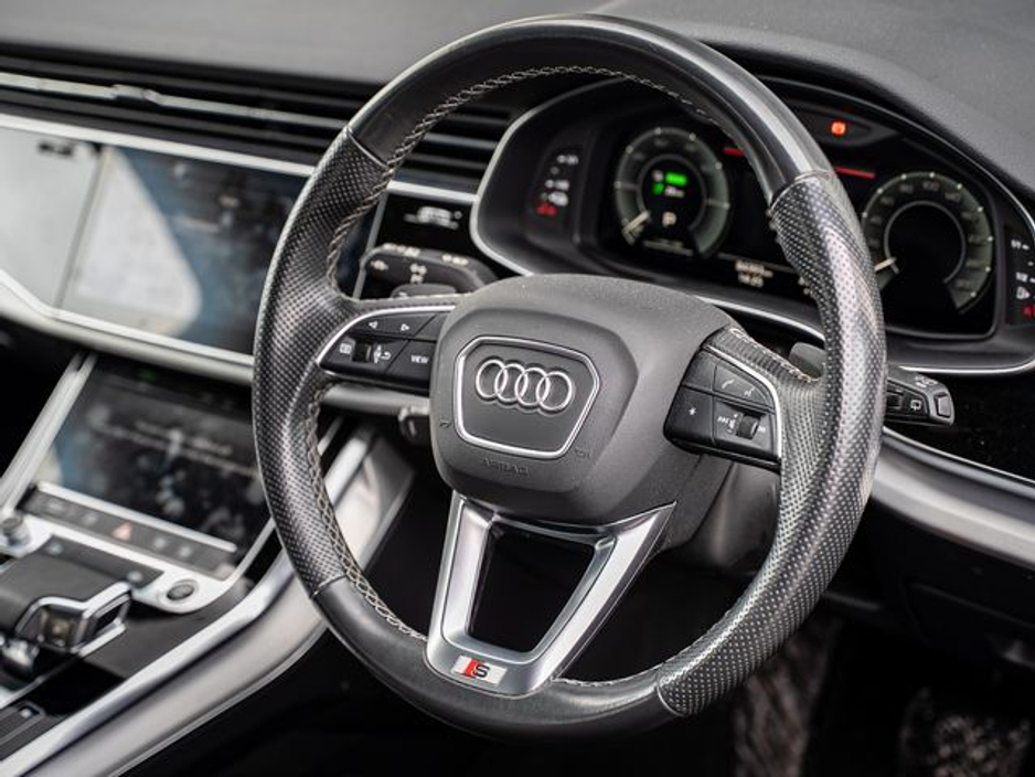 2021 Audi Q7 - image 12