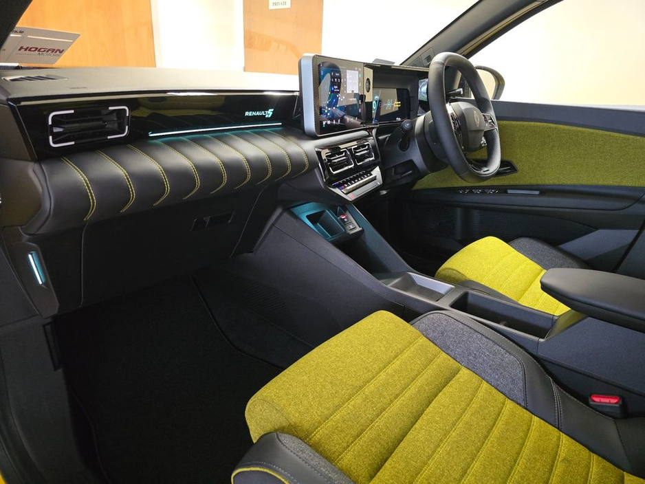 2025 Renault 5 - image 8