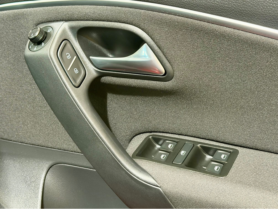 2017 Volkswagen Polo - image 3