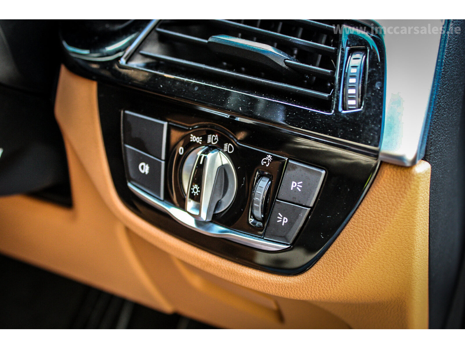 2021 BMW 5 Series - image 16