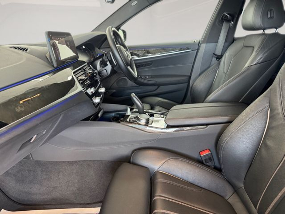 2022 BMW 5 Series - image 17