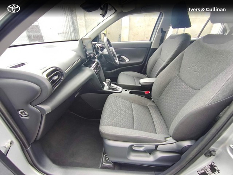 2023 Toyota Yaris Cross - image 5