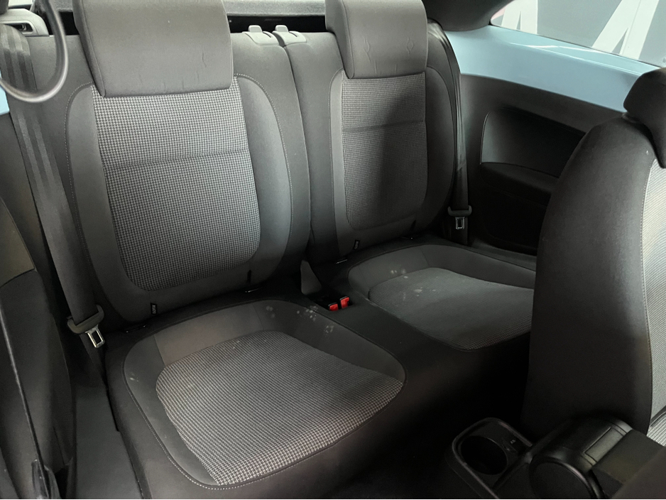2013 Volkswagen Beetle - image 11