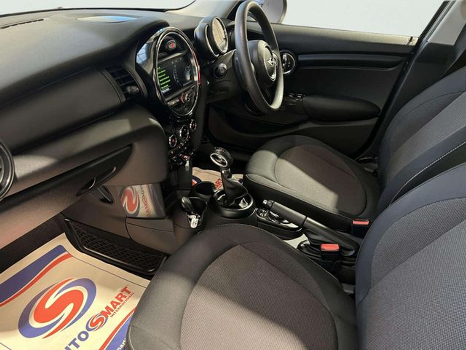 2016 MINI Cooper 1.2 Automatic, Reversing camera €13,895