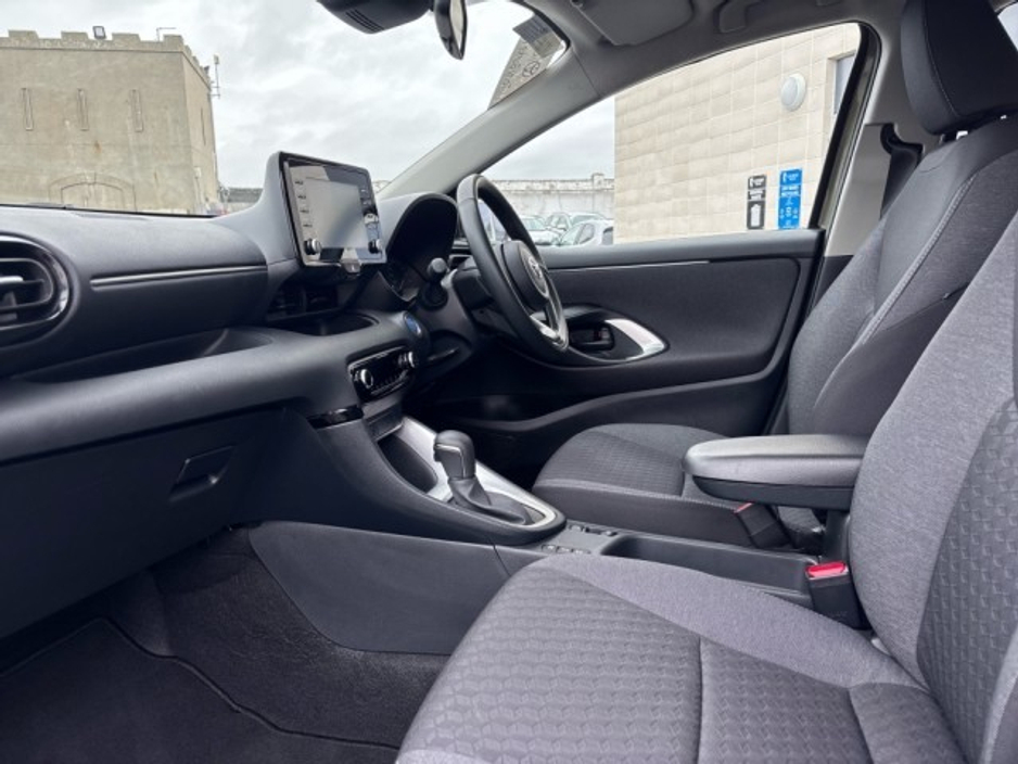 2024 Toyota Yaris - image 7