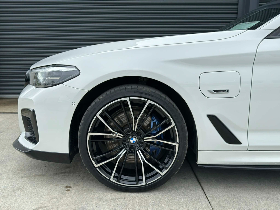 2022 BMW 5 Series - image 8