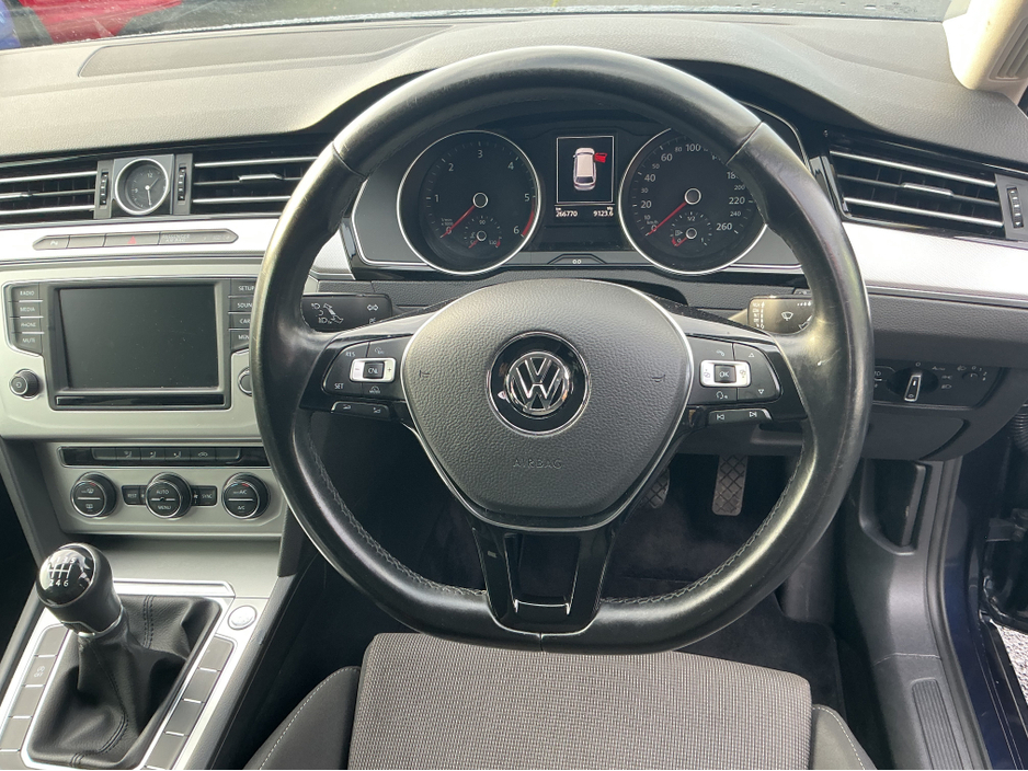2015 Volkswagen Passat - image 14