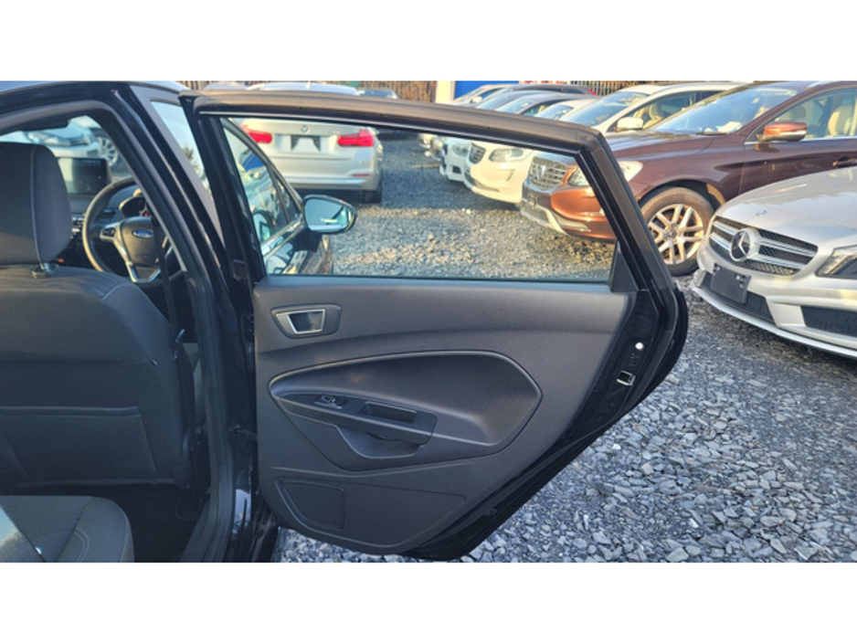 2015 Ford Fiesta - image 9