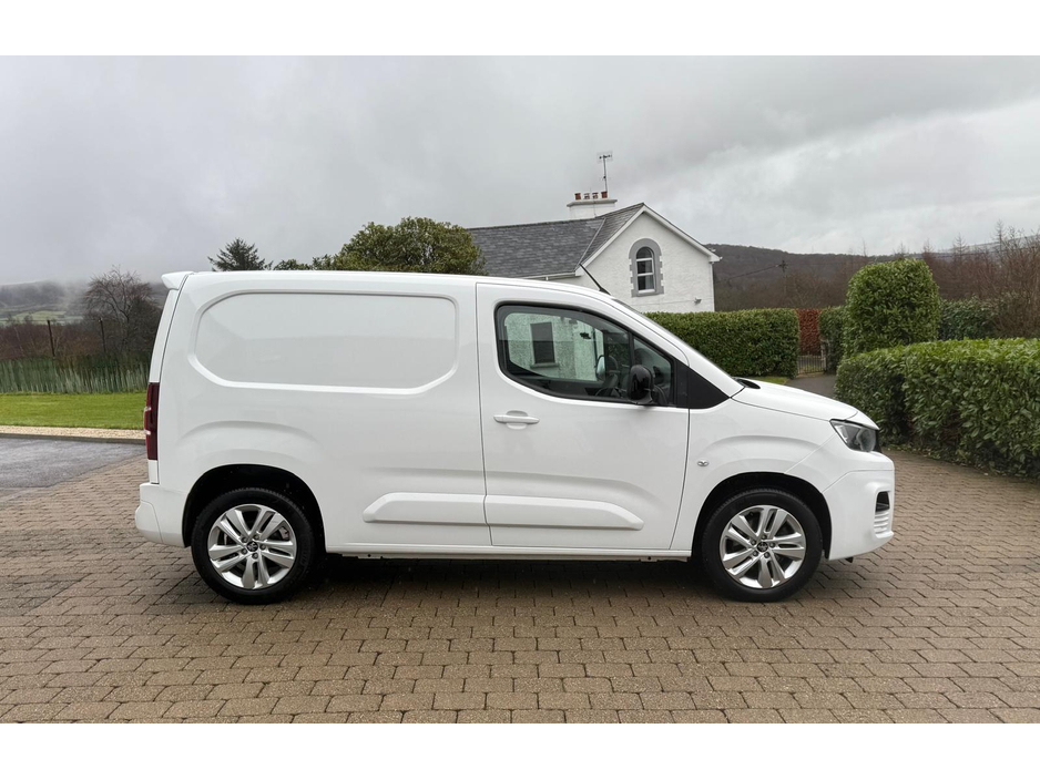 2022 Peugeot Partner PROFESSIONAL PREMIUM BLUEHDI L1 €14,550