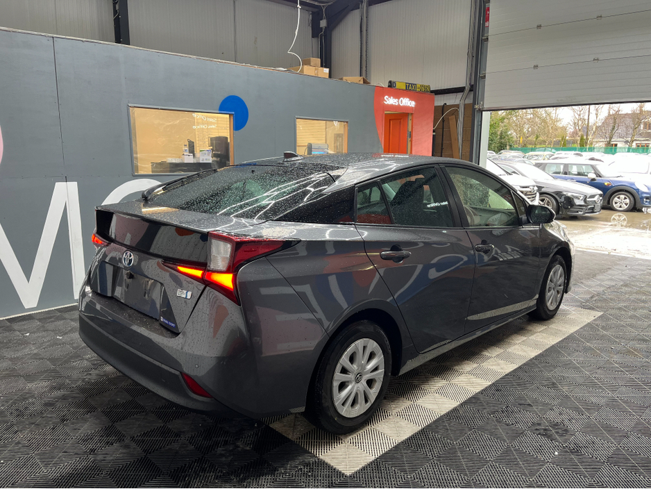 2022 Toyota Prius - image 2