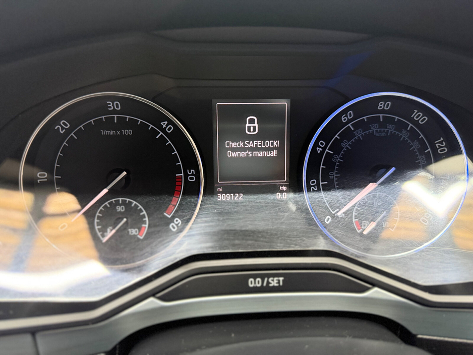 2016 Skoda Superb - image 20