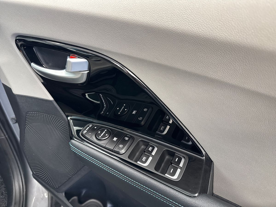 2021 Kia Niro - image 11
