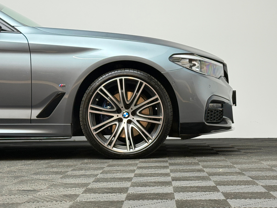 2019 BMW 5 Series - image 9