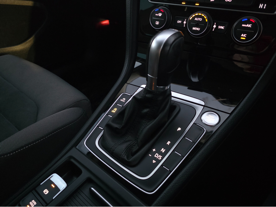 2017 Volkswagen Golf ( 172 REG ) HIGHLINE 1.4 MK7.5 SAT NAV PACK - VIRTUAL CLOCKS -REVERSE CAMERA - NAVIGATION - CARPLAY - ANDROID AUTO- BLIND SPOT REAR TRAFFIC ASSIST - DISCOVER PRO €17,950