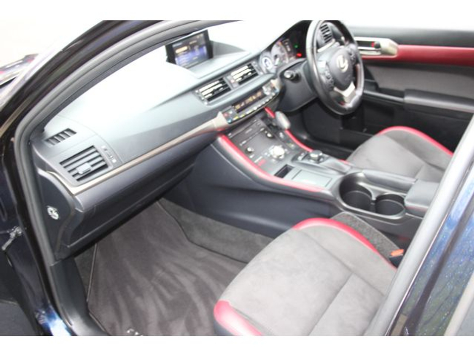 2019 Lexus CT 200 h - image 12