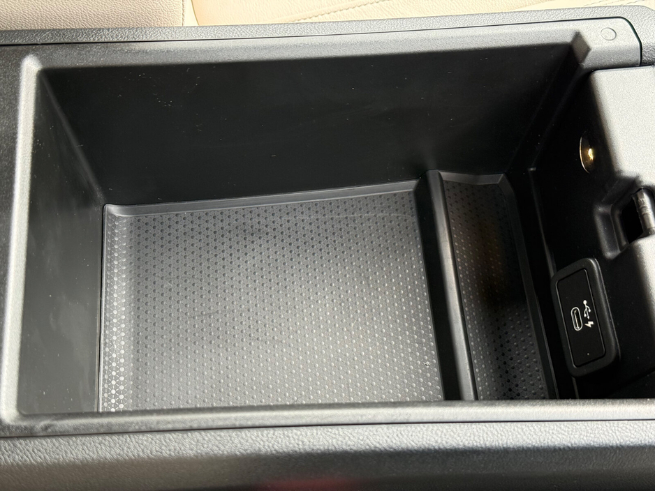 2022 BMW 3 Series - image 23