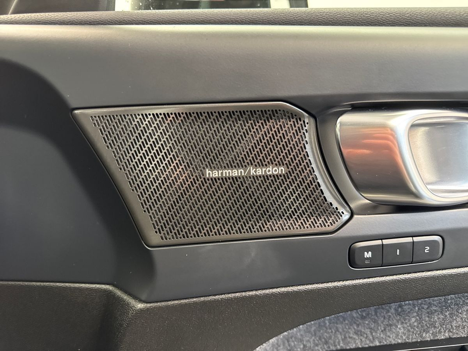 2023 Volvo XC40 - image 23