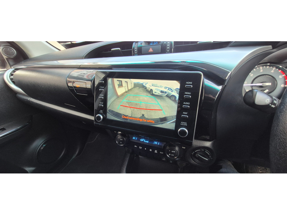 2022 Toyota Hilux - image 9