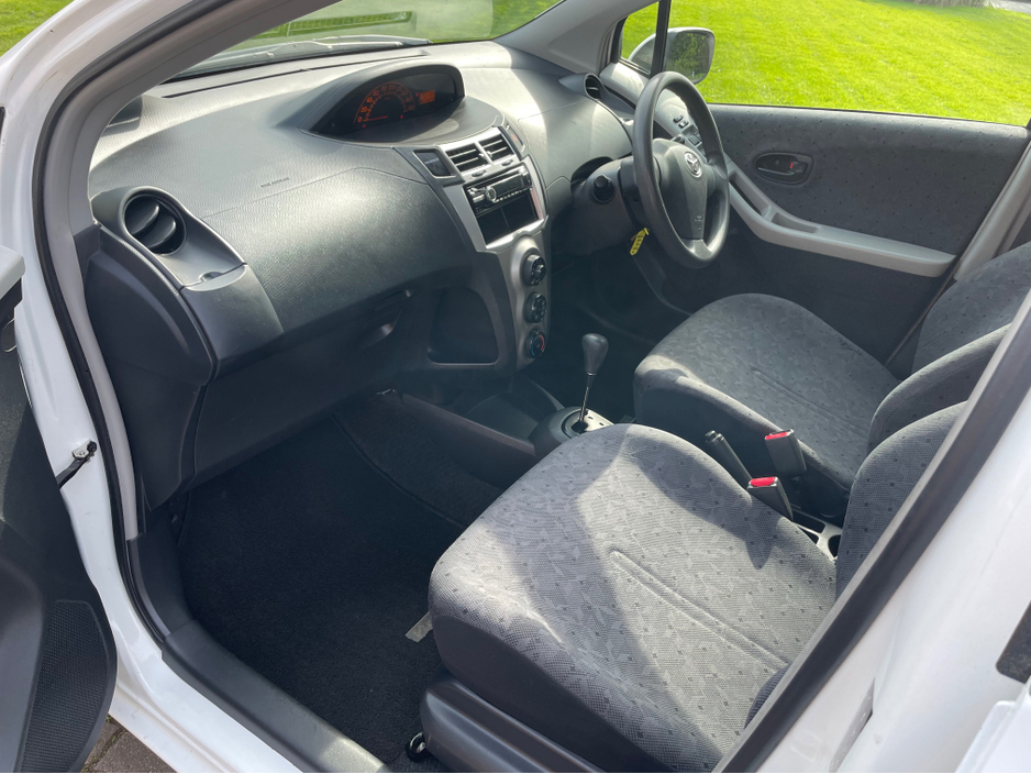 2010 Toyota Yaris - image 15