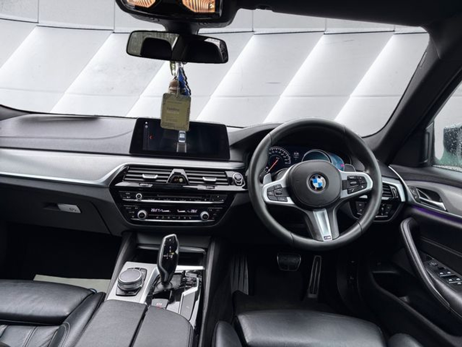 2018 BMW 5 Series - image 11