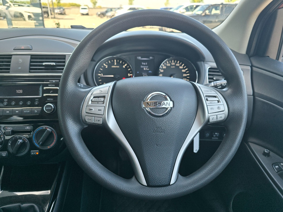 2015 Nissan Pulsar - image 12