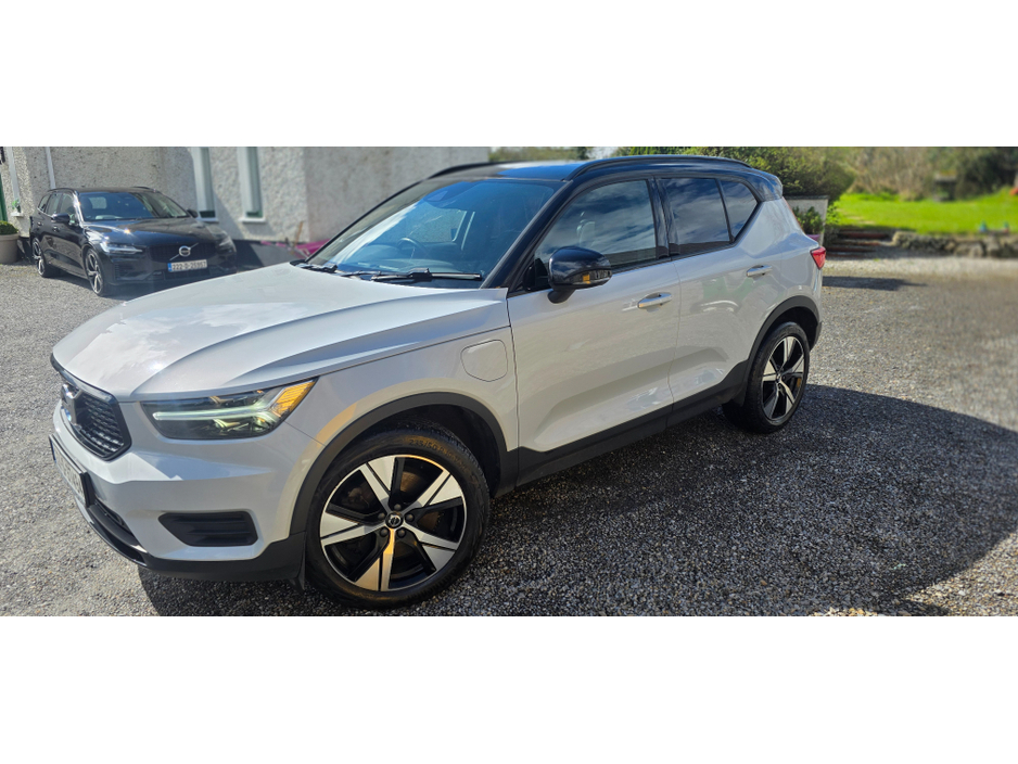 2022 Volvo XC40 - image 2