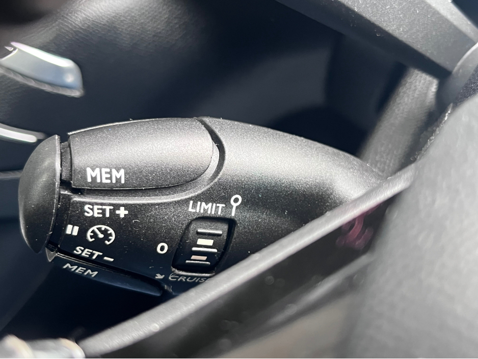 2016 Peugeot 308 - image 7