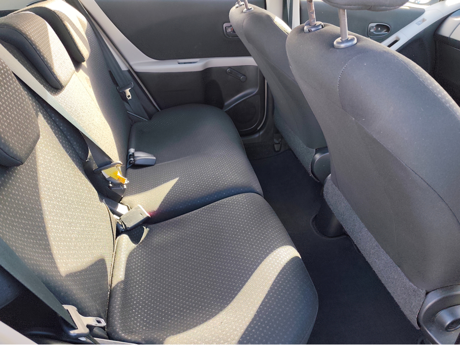 2012 Toyota Yaris - image 8