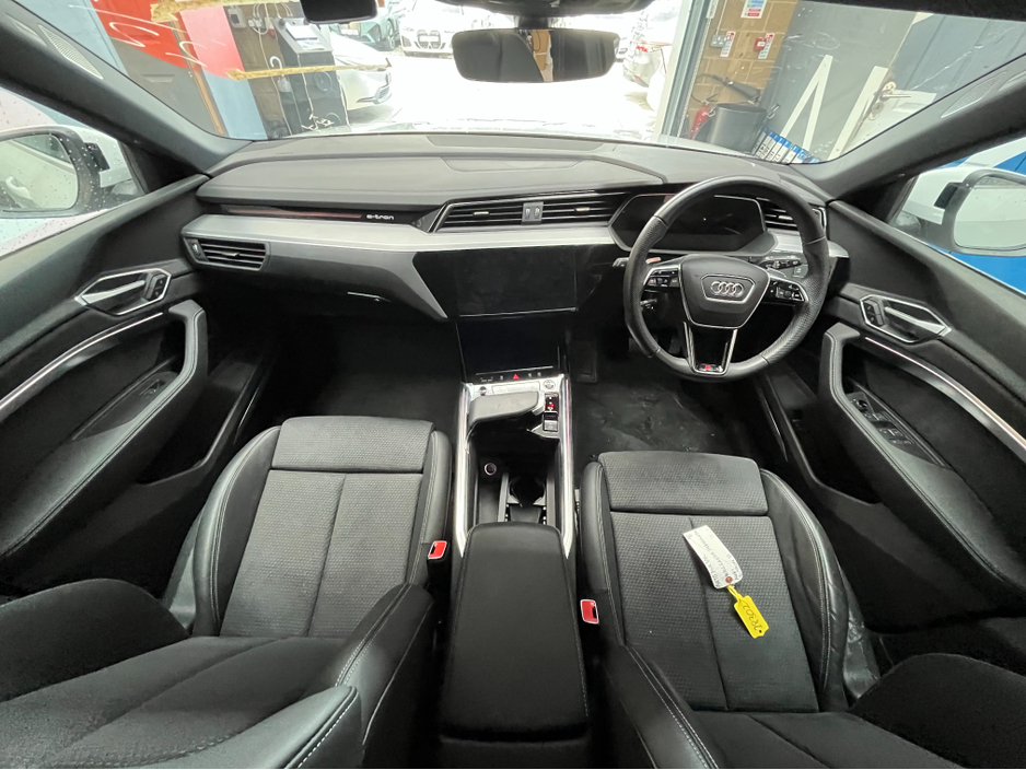 2022 Audi e-tron - image 18