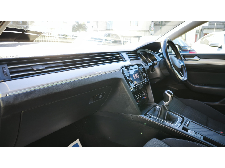 2022 Volkswagen Passat - image 18