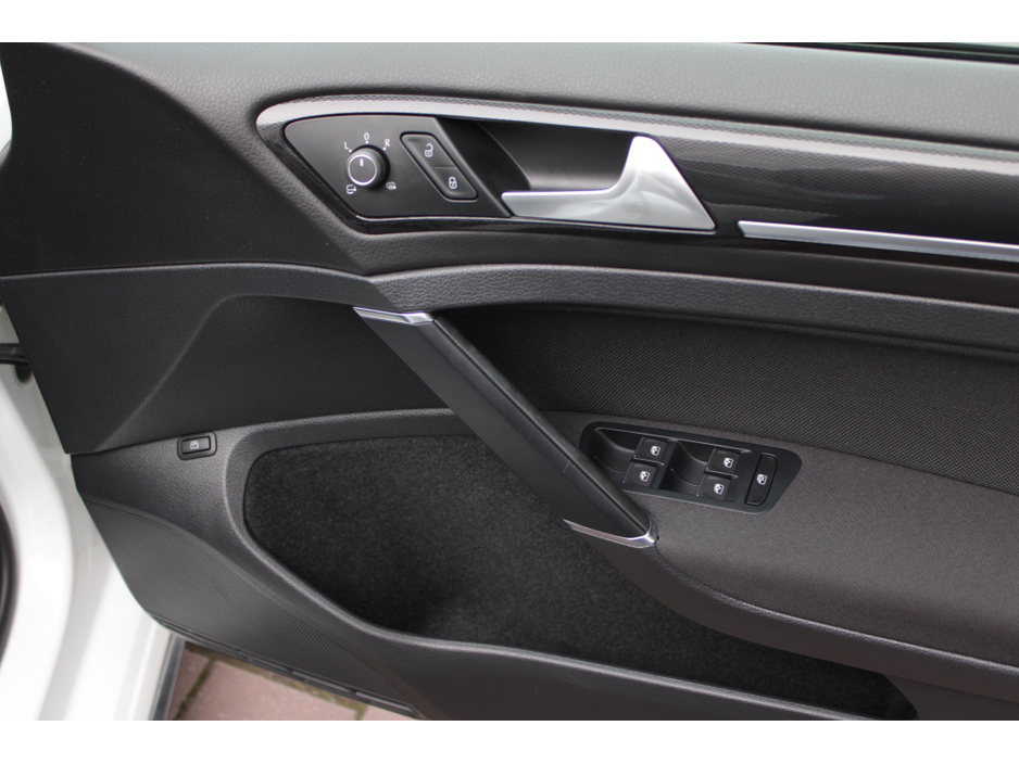 2016 Volkswagen Golf - image 10