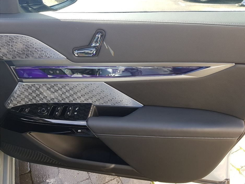 2025 BMW 7 Series - image 21