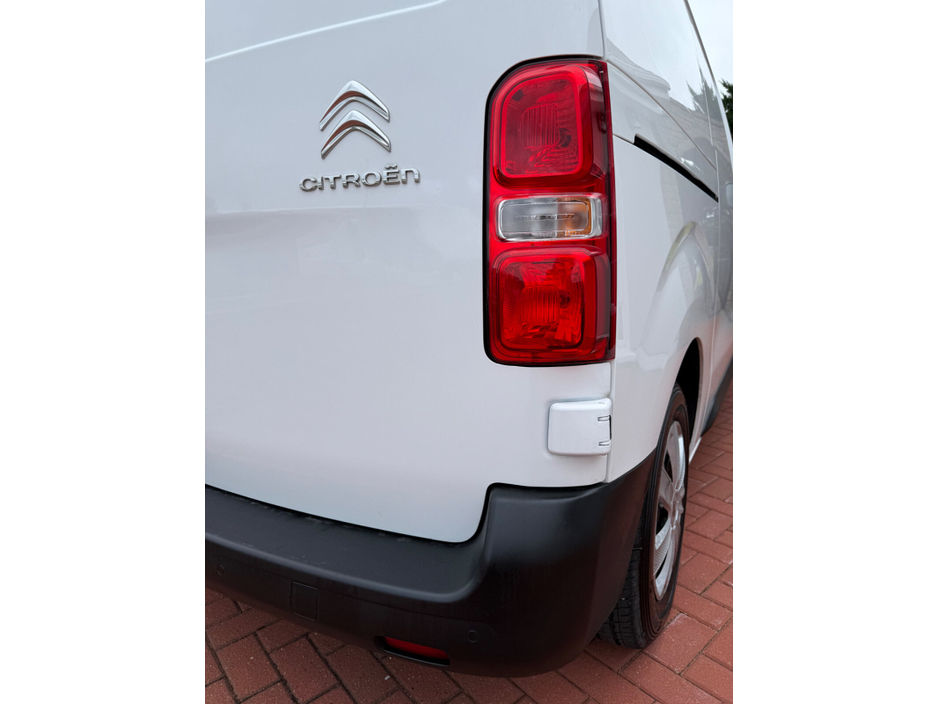 2020 Citroen Dispatch - image 25