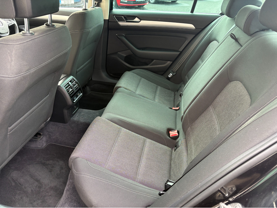 2018 Volkswagen Passat - image 10