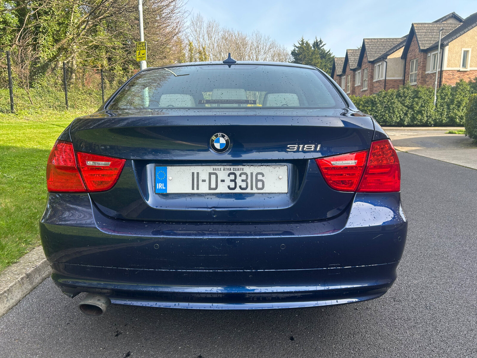 2011 BMW 3 Series - image 7