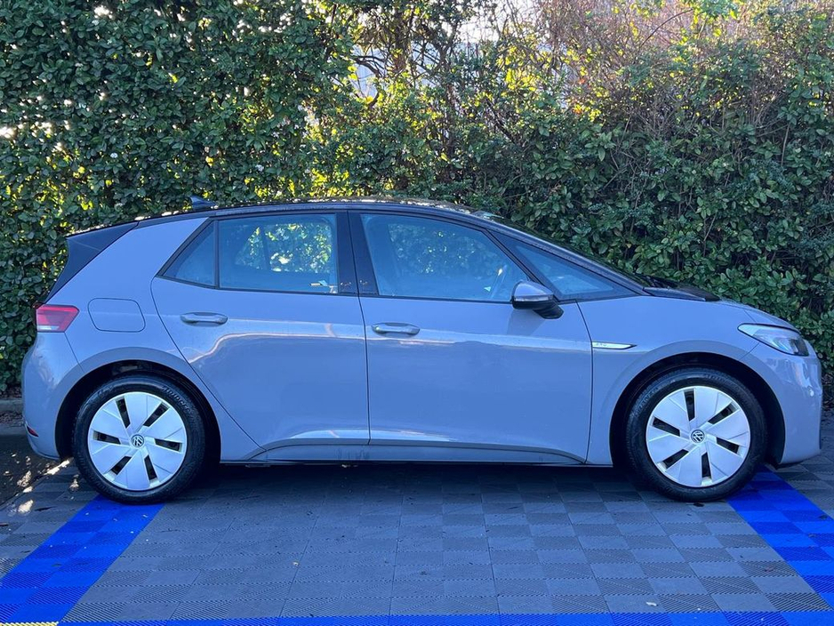 2023 Volkswagen ID.3 LIFE 58KWH // HEATED SEATS // ADAPTIVE CRUISE CONTROL // DIGITAL CLUSTER €20,950