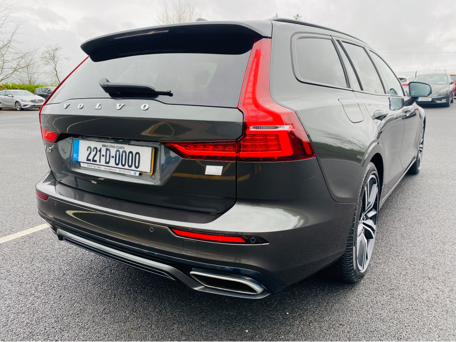 2022 Volvo V60 - image 6