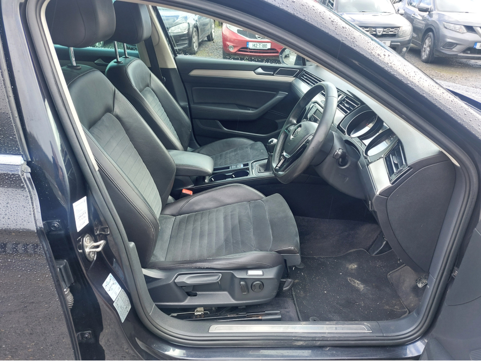 2016 Volkswagen Passat - image 4