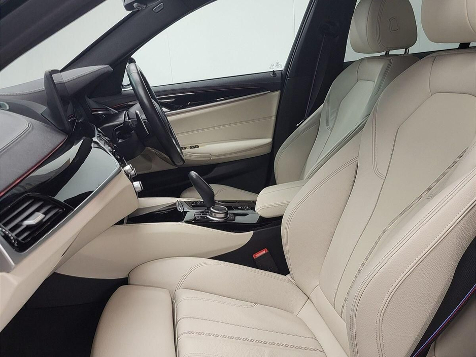 2022 BMW 5 Series - image 7