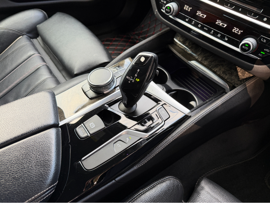 2018 BMW 5 Series - image 19