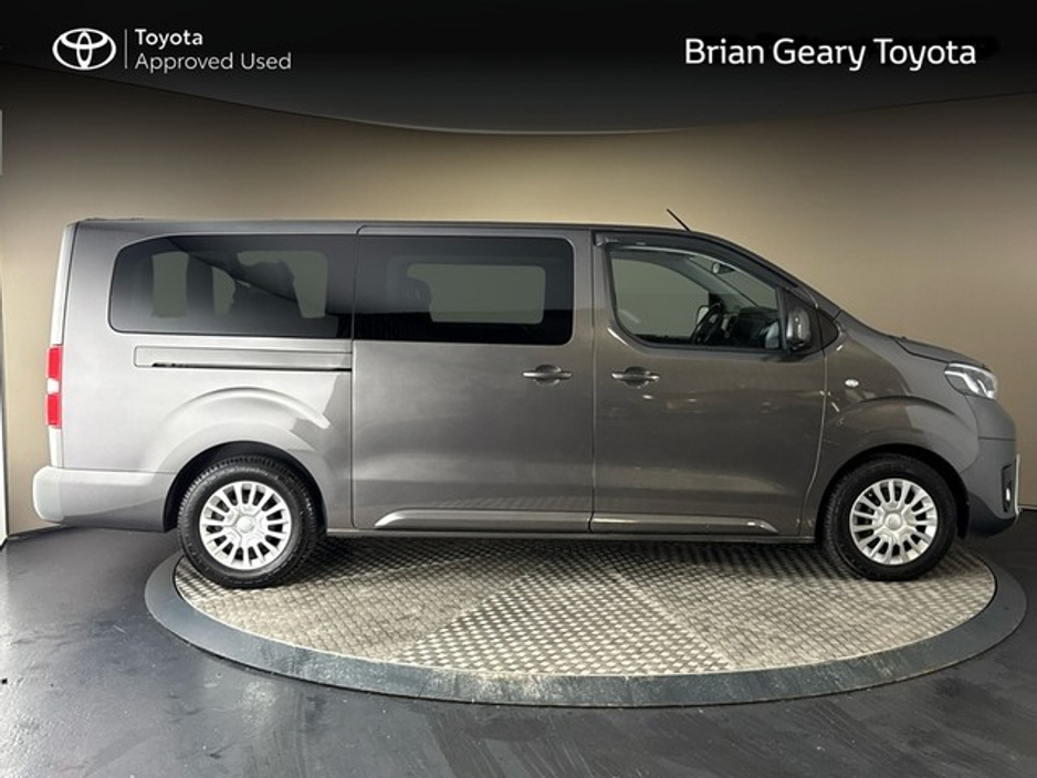 2024 Toyota Proace Verso - image 3
