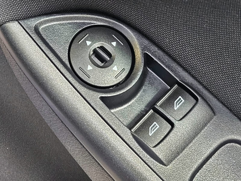 2018 Ford Focus - image 7