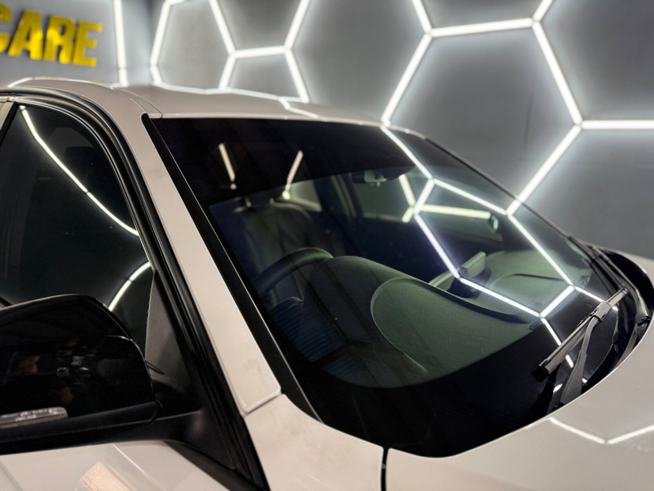 2016 BMW 3 Series - image 9