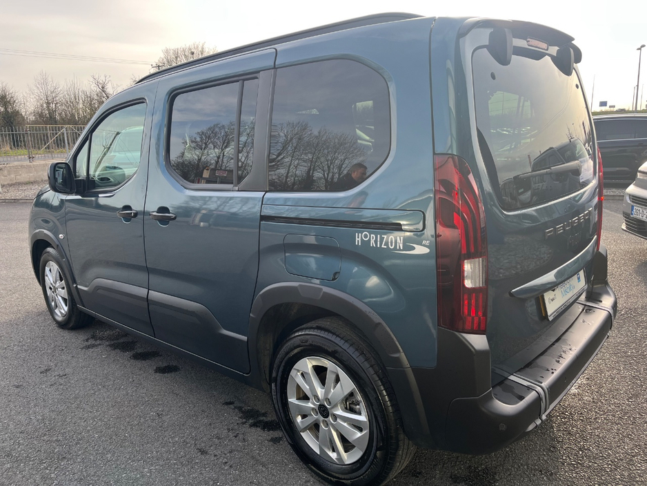 2025 Peugeot Rifter - image 4