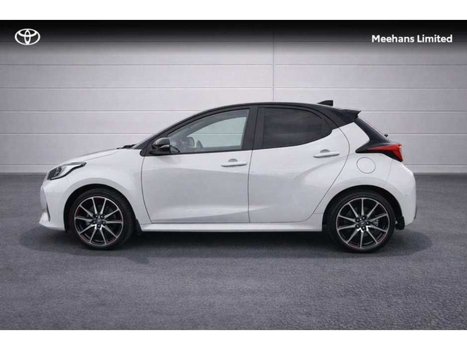 2023 Toyota Yaris - image 3