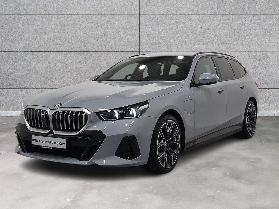 2025 BMW 5 Series - image 27