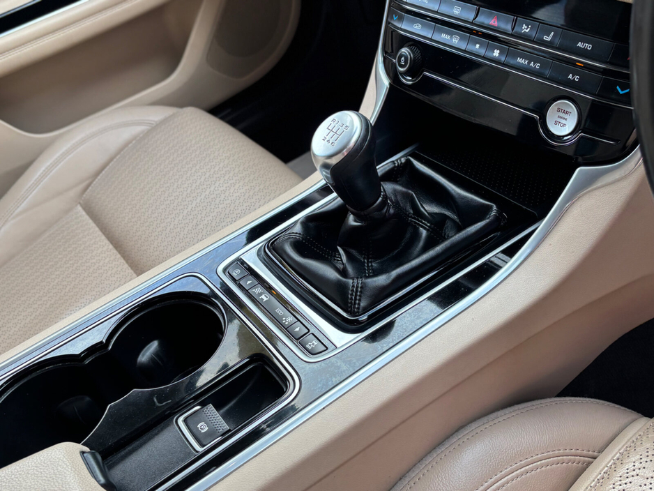 2017 Jaguar XF - image 8