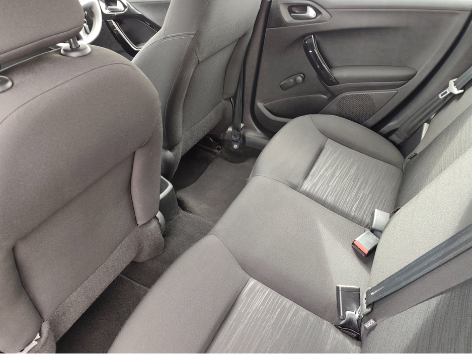 2015 Peugeot 208 - image 9