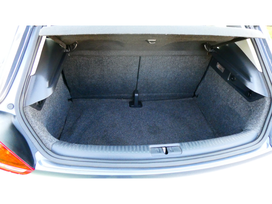 2010 Volkswagen Scirocco - image 8